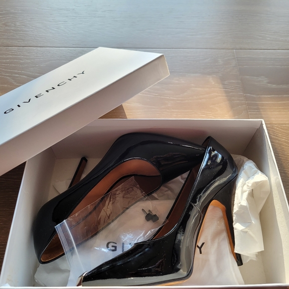 GIVENCHY Pointy metal cap patent black heels - Picture 2 of 15
